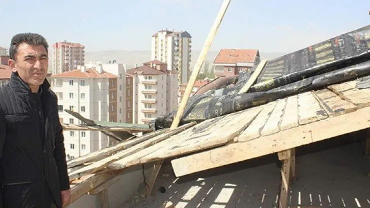 Şiddetli rüzgar kamyon devirdi, çatılar uçurdu