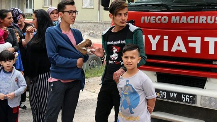 Dumanların sardığı apartmandan can havliyle çıktılar