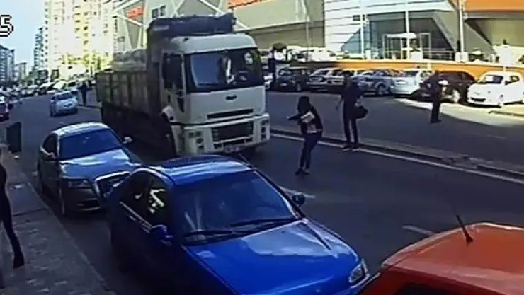 Genç kız ezilmekten son anda kurtuldu