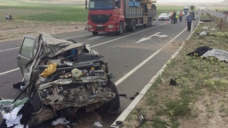 İki otomobil çarpıştı: 3 ölü, 1 yaralı