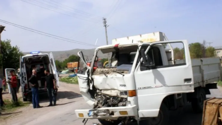 Kamyonet kepçeye çarptı: 2 yaralı
