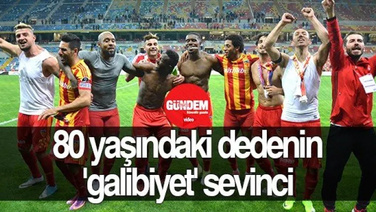 Kayserispor galibiyetini oynayarak kutlayan dede