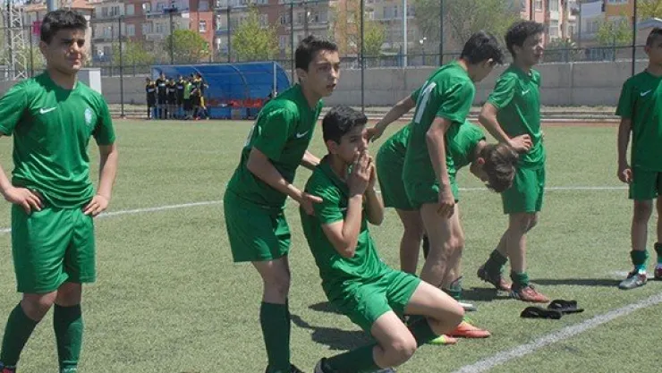 Küçük futbolcuları hüngür hüngür ağlatan penaltılar