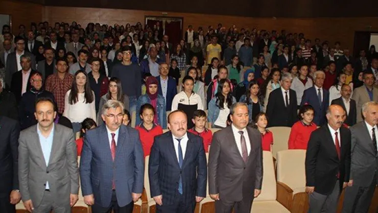 Müzik Yarışması'nda dereceye giren öğrencilere ödüllere verildi