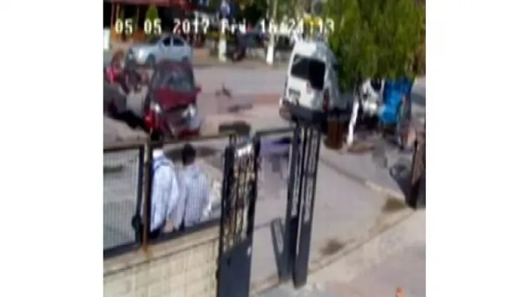 Otomobilin çarptığı motosikletteki gençler havaya savruldu