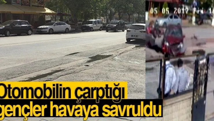 Otomobilin çarptığı motosikletteki gençler havaya savruldu