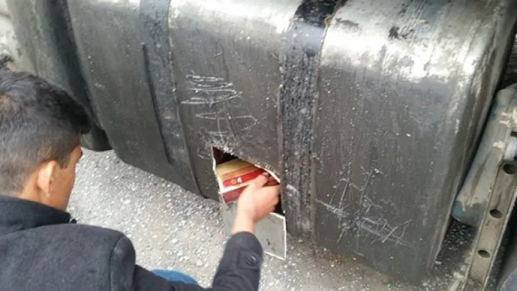 Tırın yakıt deposundan 3 bin paket kaçak sigara çıktı