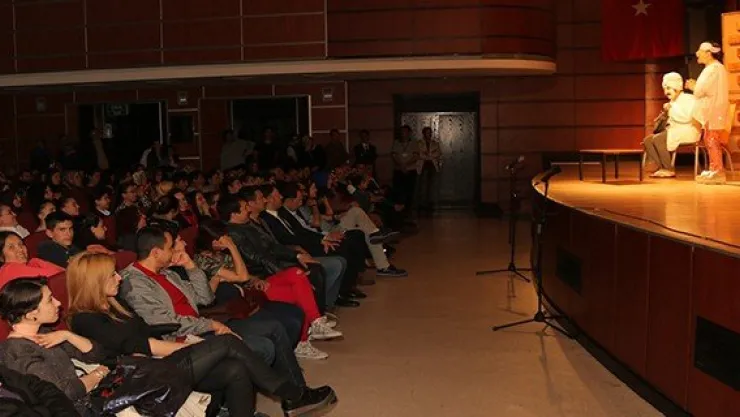 Ünlü oyuncular Kayseri'deki tiyatro severlerle buluştu