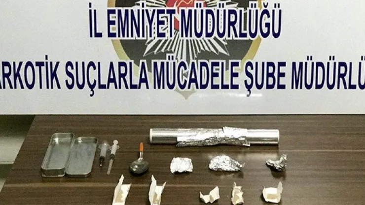 Anne ve oğlu uyuşturucudan gözaltına alındı