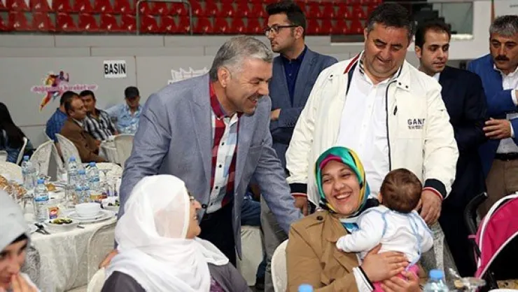 Başkan Çelik çalışma arkadaşlarıyla iftar yaptı