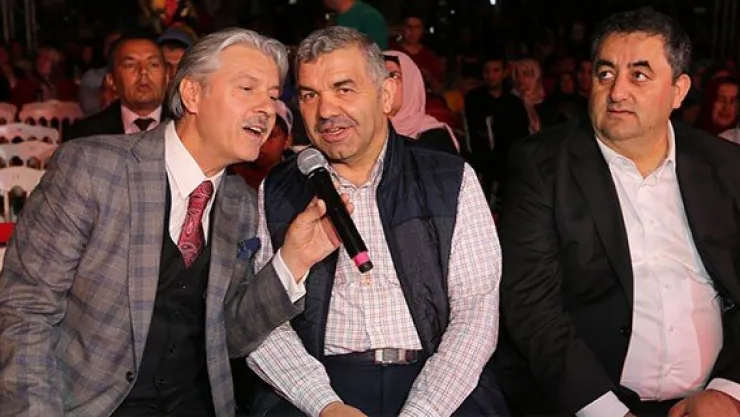 Başkan Çelik, ilahilere eşlik etti