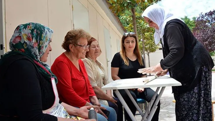 &quotEllerinin hamuruyla&quot öğrencilere burs veriyorlar