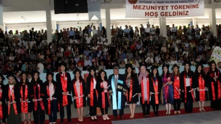 ERÜ İİBF Fakültesi 35. Dönem mezunlarını verdi