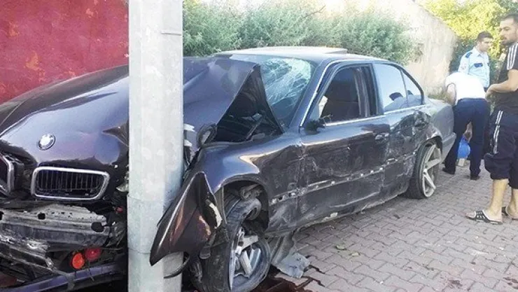 Hakimiyetini kaybeden sürücü direğe çarptı