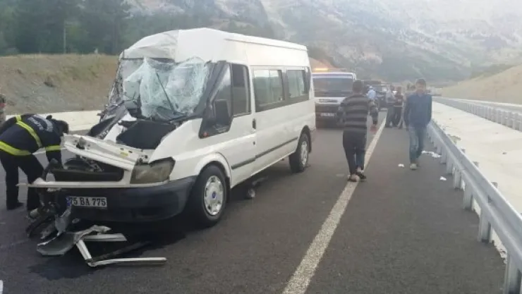 İşçi minibüsü tıra arkadan çarptı: 2'si bebek 18 yaralı