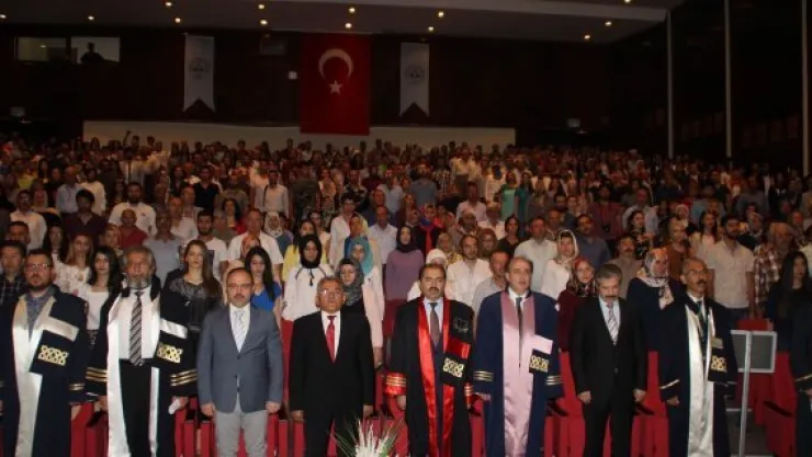 Mimarlık Fakültesi'nde mezuniyet sevinci