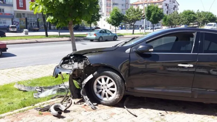 Otomobil ağaca çarptı: 1 yaralı