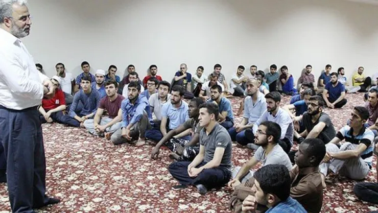 Farklılıkları körüklüyen şeytana hizmet eder