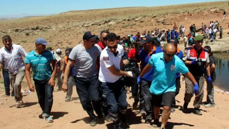 Genç çoban serinlemek için girdiği gölette boğuldu