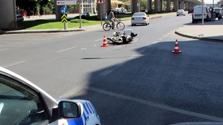 Motosiklet ve otomobil çarpıştı: 1 yaralı