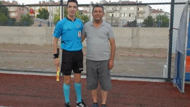 Sağlıkçı baba ile hakem oğul aynı maçta yan yana