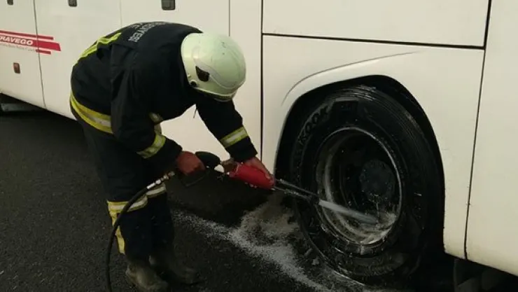 Seyir halindeki otobüsün tekeri yandı