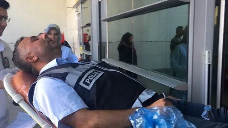 Seyyar satıcılar, polis ve zabıtaya saldırdı: 3 yaralı