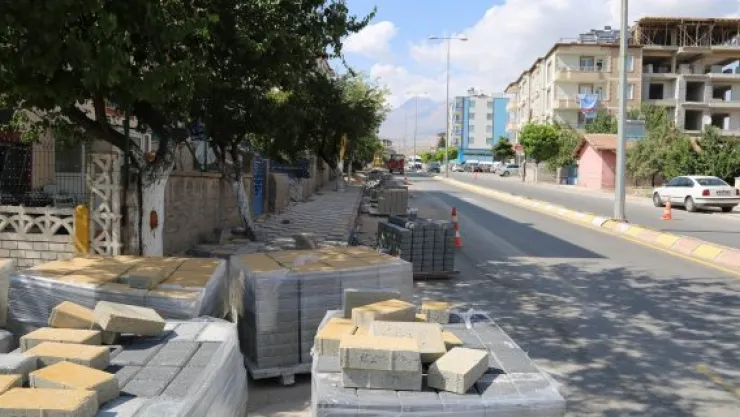 Aşık Seyrani Caddesinde yaya yolu çalışmaları devam ediyor