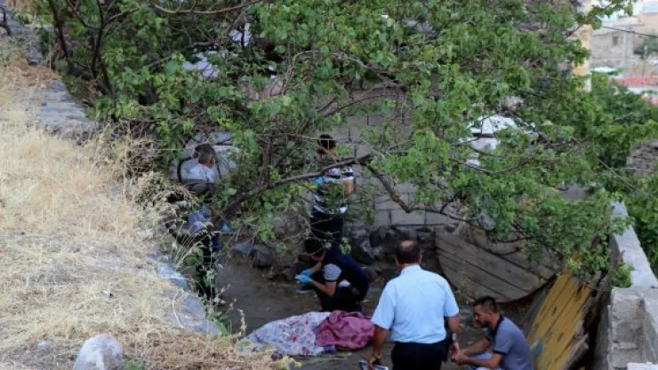 Bunalıma giren adam kendini ağaca astı