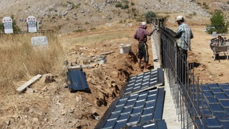Mezarlık duvar yapım çalışmaları devam ediyor