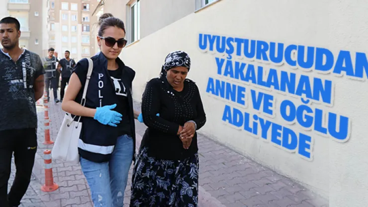 Uyuşturucudan yakalanan anne ve oğlu adliyede
