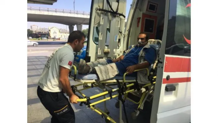Yılanın ısırdığı işçi ambulansla hastaneye kaldırıldı