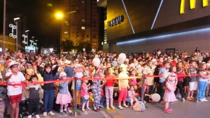 Çocuklar Rafadan Tayfa ekibiyle coştu