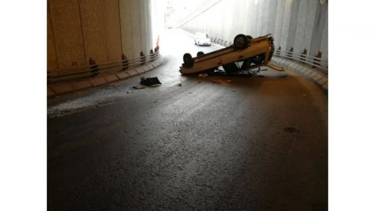 Otomobil alt geçitte takla attı