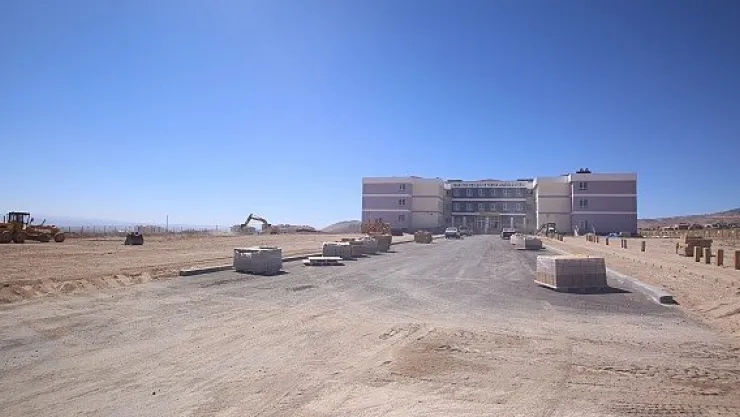 Fahri Mor Turizm Lisesi'nde çevre düzenleme çalışmaları