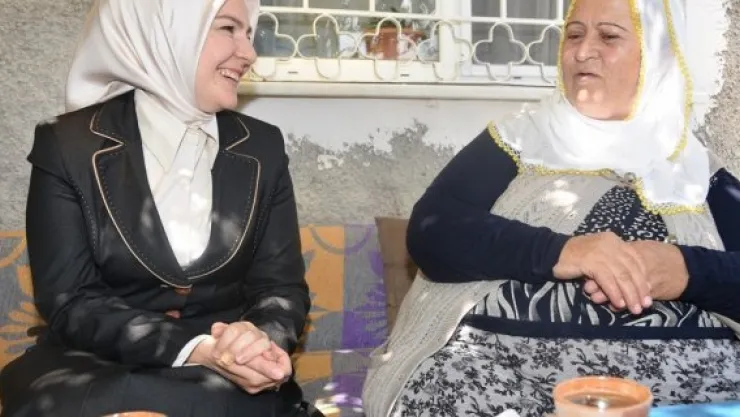 Fatma Çolakbayrakdar, el öptü gönül aldı