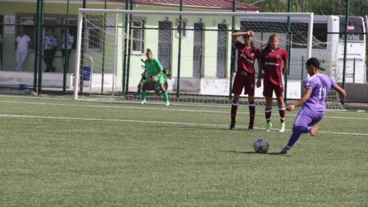 Genç kızlar final için mücadele ediyor