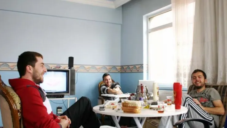 Öğrenci evinin vazgeçilmezleri: Bilgisayar ve su ısıtıcısı