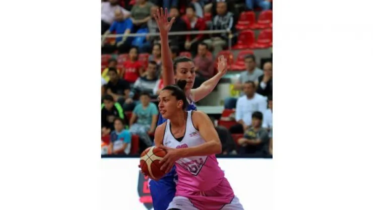 AGÜ Spor iyi başladı                            82-48