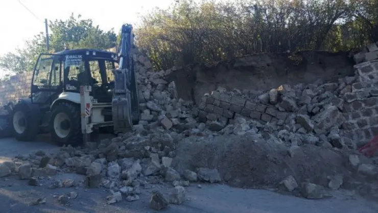 Çöken istinat duvarının altında kalan işçi yaralandı