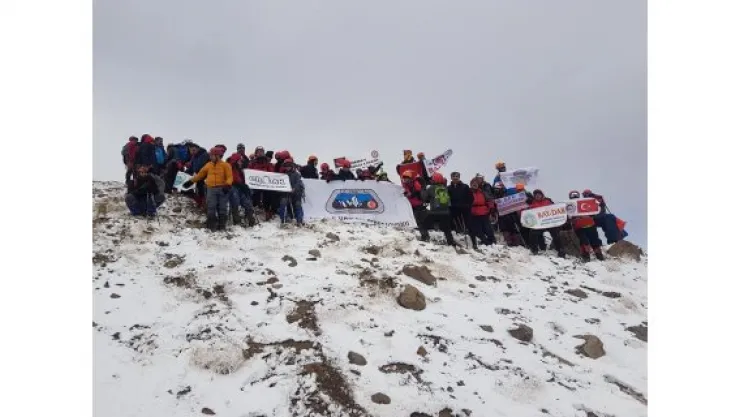 Cumhuriyet'in 94. yılını Erciyes'in zirvesinde kutladılar