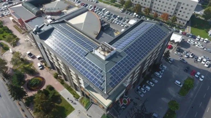 Elektriğini güneşten alan belediye binası