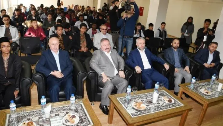 Endonezyalı öğrencilerden Kur'an ziyafeti