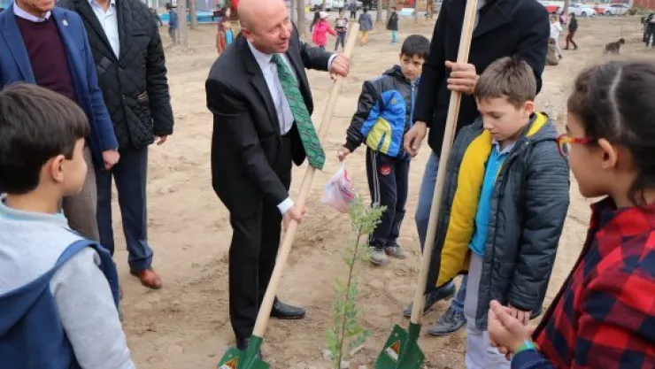 Öğrencilerin büyüttüğü fidanlar toprakla buluştu