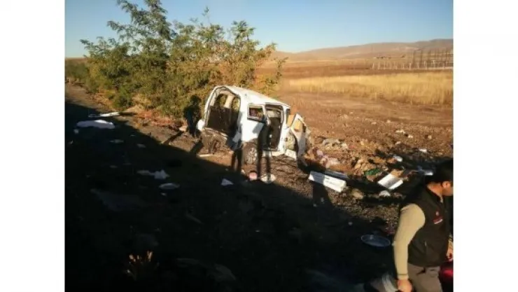 Otomobil takla attı: 1 ölü, 2 yaralı