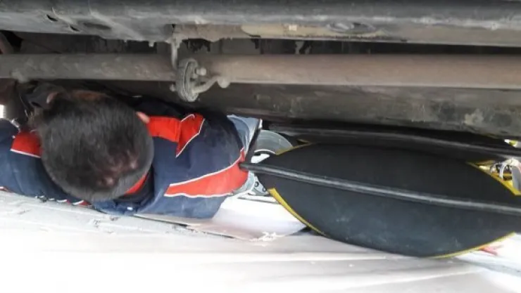 Sıkışan kediyi itfaiye ekipleri kurtardı