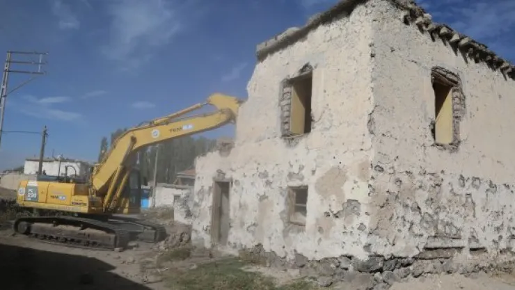 Soysallı Mahallesinde metruk ev yıkım çalışması
