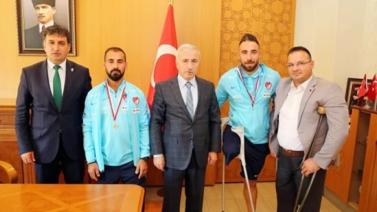 Vali Kamçı milli oyuncuları ağırladı