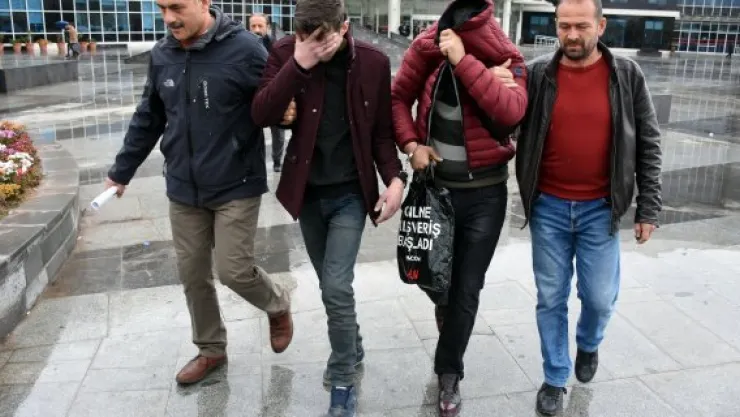 Çalıntı eşyaları taşımak için kamyonet çaldılar