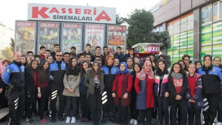 Emniyet, öğrencileri sinema şenliği ile motive etti